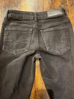 Svarta jeans från Junkyard - Snygga svarta jeans från Junkyard, Lågmidjade bootcut. Pris kan diskuteras! Postar även fort!
