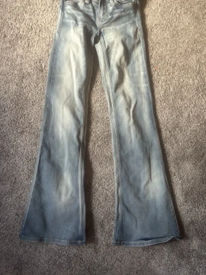 Ljusblå utsvängda jeans - Säljer ett par cheap Monday jeans, skriv om ni är intresserade pris kan diskuteras 💗💗