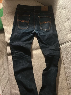 Nudie Jeans - Tjena, Säljer ett par snygga nudie jeans i storlek 30/32. Dem passar perfekt nu till hösten. Priset är inte hugget i sten. Vid fler frågor är det bara att kontakta oss är här på plick👑💯