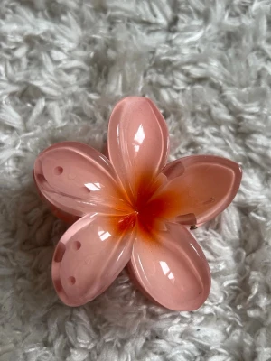 Hårklämma - Superfin hårklämma, köpt på ASOS för 99kr. Har även en i en annan färg till salu i annan annons 🌸  🩵 Se gärna mina andra annonser då jag erbjuder 50% bundle rabatt 🩵  