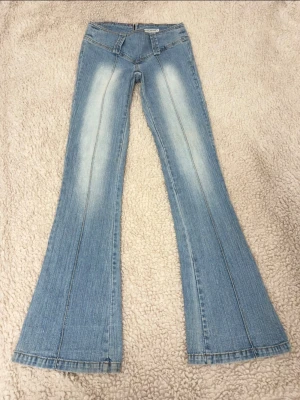 2000s lowrise bootcut jeans  - ♡︎ äkta 2000tals snygga jeans utan fickor  ♡︎ storleken är 36 passar även xs/s ♡︎ midjan mäter 36 platt (lite stretchiga) ♡︎ innerbenslängd 88 ♡︎ bootcut bredd längst ner 24  leverans samma dag som köpet  