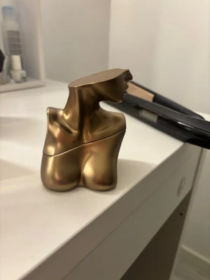 Parfym  - Billie Eilish parfym 30ml, andvänd se på bilden hur mycket som finns kvar. Köpt för ca 1 år sedan 