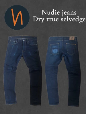 Nudie jeans Dry True selvedge - Säljer dessa sjukt schyssta nudie dry True selvedge i modellen lean Dean🔥🔥🔥  _________________________________________________ Jeansen har riktigt fina telefon fades på både fram och baksidan, men kan få ännu mer eftersom de är selvedge. De är i mycket bra skick utan hål.😄  _________________________________________________   Storlek  W:30 L:32   Tveka inte på att slänga iväg ett prisförslag eller meddelande vid någon fundering🤝
