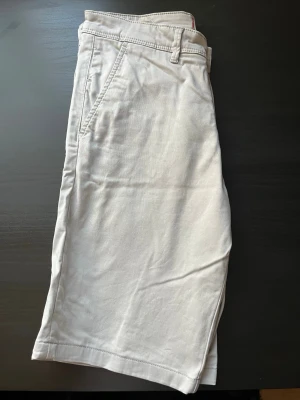 Jack & Jones shorts - Snygga ljusbeige shorts i perfekt skick utan defekter, bara ostrukna efter att knappt ha använt dom! Skriv om ni har frågor!