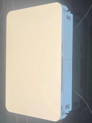 Vit nätverksbox för datorer - Snygg vit nätverksbox i plast med rundade hörn. Utrustad med flera nätverksportar och HDMI-utgång på sidan. Perfekt för att organisera och koppla ihop olika datorprylar hemma eller på kontoret.