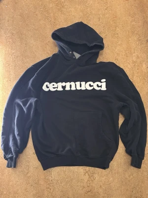 Svart Cernucci hoodie - Säljer denna feta Cernuci hoodien, med ett tjockt tryck på framsidan och det samma där bak. Hoodien är använd 1 gång och har inga defekter alls.
