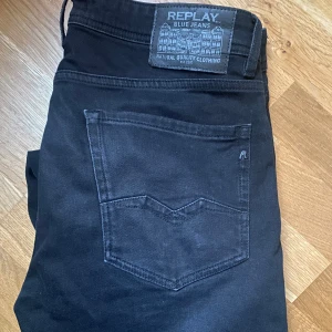 Svarta Replay jeans Rocco - Svarta jeans från Replay, modell Rocco. Jeansen har en rak passform. Stolek 31/32. Mycket bra skick. Vid fler frågor hör av dig. 