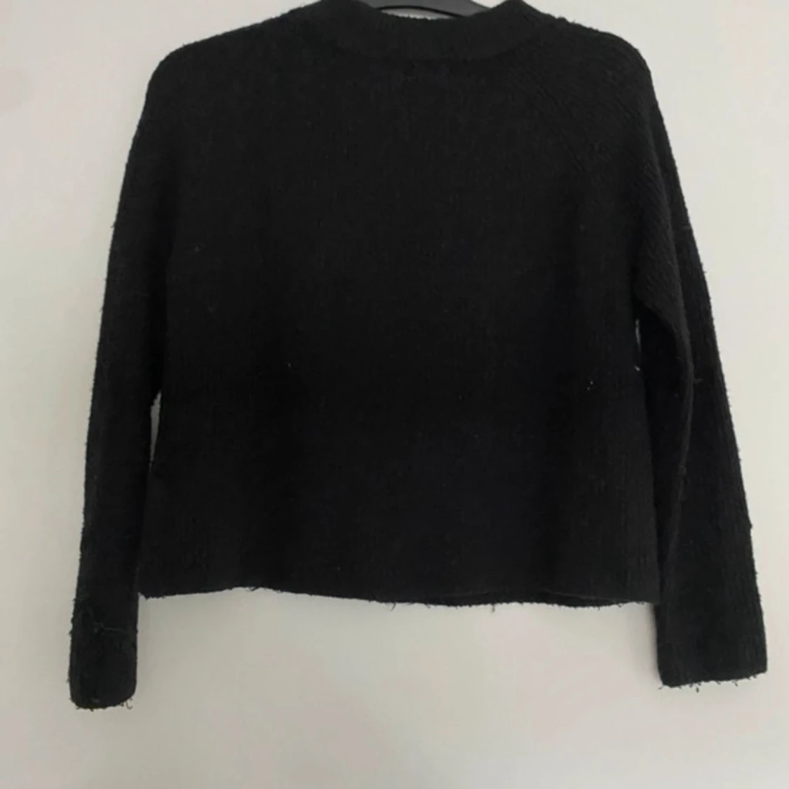 Svart stickad tröja med rund hals - 2