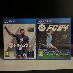 FIFA 23 & EA Sports FC 24 PS4 - Två populära fotbollsspel till PlayStation 4: FIFA 23 och EA Sports FC 24. Båda spelen har originalfodral och ser ut att vara i mycket gott skick. Perfekt för fotbollsälskare som vill spela de senaste säsongerna med uppdaterade lag och ligor.