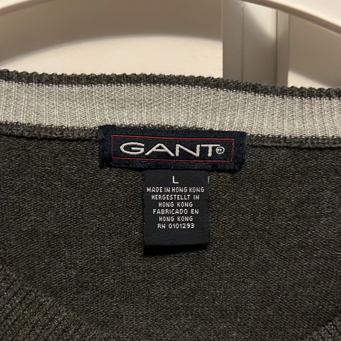 Mörkgrå stickad tröja från GANT - 1