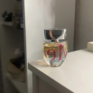 Mercedes-Benz parfym med färgglad design - En snygg parfym från Mercedes-Benz med färgglad text på flaskan. Perfekt för dig som gillar stilrena detaljer och vill sticka ut med något unikt i samlingen. Volym och ingredienser syns ej på bilderna.