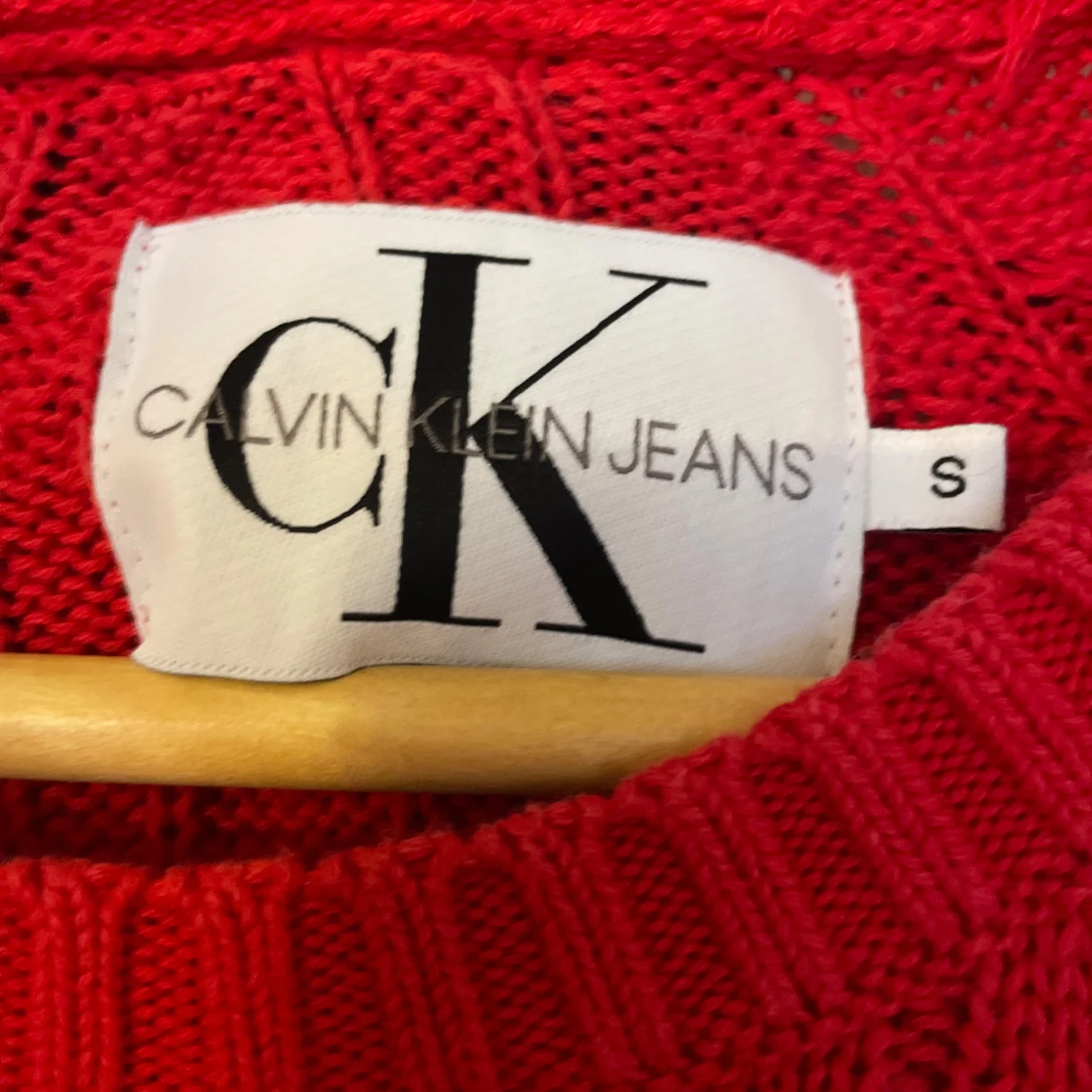 Röd stickad tröja från Calvin Klein - 2