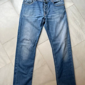 Blå jeans från Jacob Cohen - Snygga blå jeans från Jacob Cohen med klassisk femficksdesign och ljus tvätt. Jeansen har raka ben, kontrastsömmar och en broderad logga på myntfickan. Tillverkade i högkvalitativt japanskt tyg med italienskt hantverk. Perfekt för dig som gillar stilrena jeans.