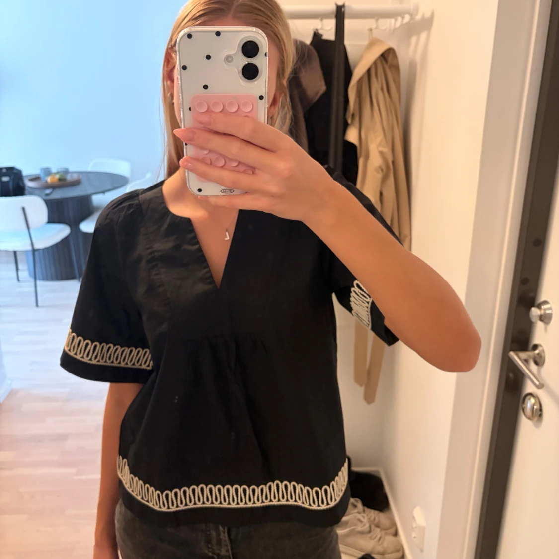 Svart blus med vit broderad kant