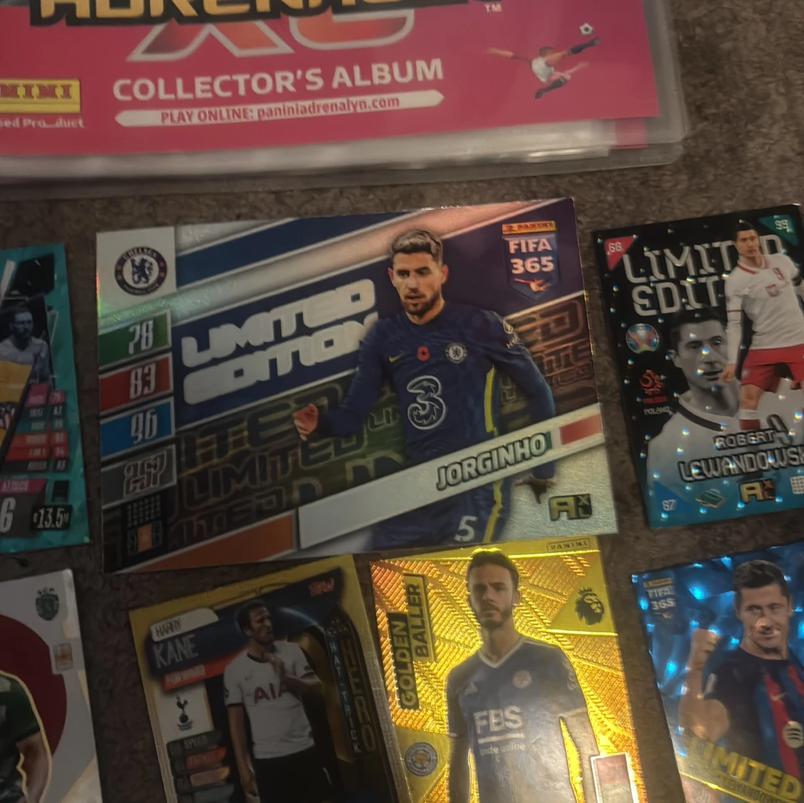 Jag säljer mycket bra fotbolls kort och även en fotbolls bok där du kan lägga dina kort i  - 4