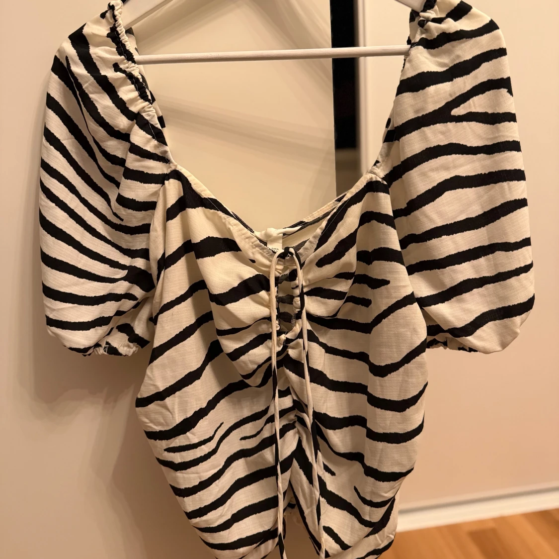 Zebramönstrad snörad blus - 1