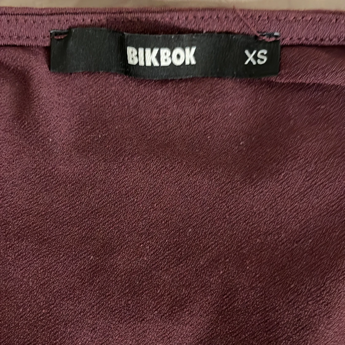 Vinröd v-ringad topp från BikBok - 2