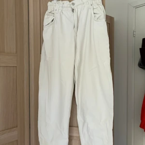 White High waisted jeans - Wide leg jeans In good condition has a small stain on the lower part that will probably go away with washing