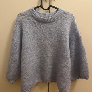 Ljuslila stickad oversized tröja - Supermysig stickad tröja i ljusblå färg. Perfekt till kyliga dagar  3/4 långa ärmar och mjukt material som känns skönt mot huden. Använd någon enstaka gång, som ny!🥰