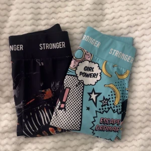Stronger leggings med coola mönster - Två par leggings från Stronger, dem blåa går inte att köpa mera, kom med prisförslag 