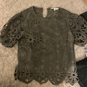 Grön spetsblus  - Köpte i en butik i England, nästan aldrig använt💕