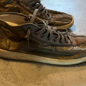 Sneakers Acne/ Tretorn - Sneakers från Acne / Tretorn. Liten i strl passar strl 43