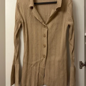 Tröja - Tröja/cardigan köpt från Gina Tricot. Använd ett fåtal gånger. Storlek M 💛