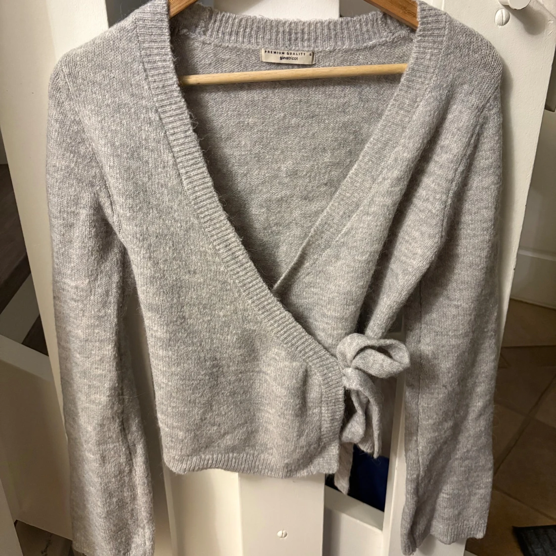 Grå omlottkofta med knytband - 1