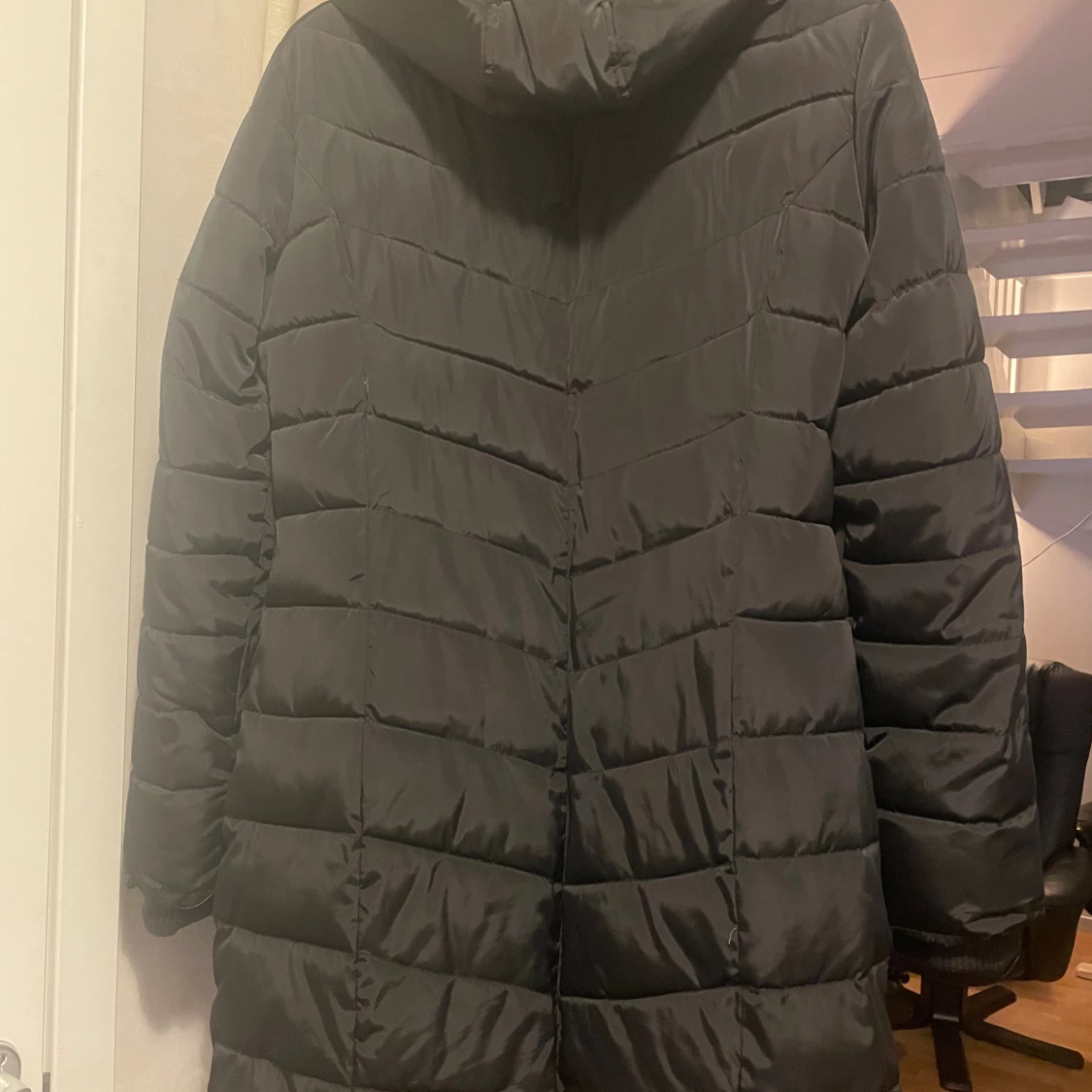 Svart lång täckkappa med fuskpäls - 1