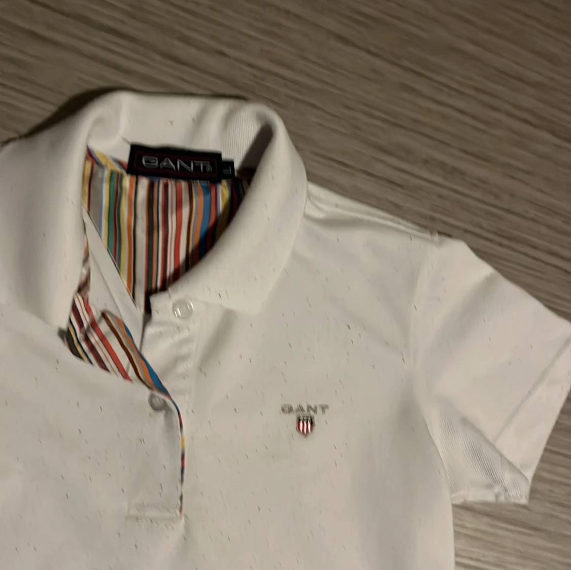 Vit piké från Gant med ränder vid nack kragen  - 4