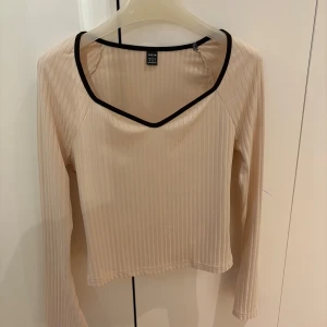 Beige långärmad tröja - Jätte fin tröja som aldrig har kommit användning.