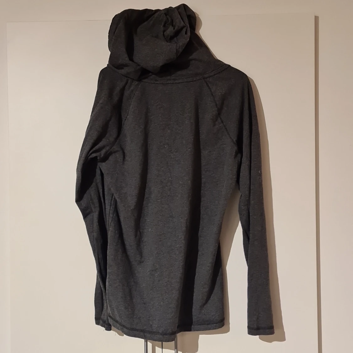 Mörkgrå hoodie från H&M L.O.G.G. - 1
