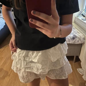 Vit volangkjol - Supersöt vit volangkjol med brodyr från NA-KD💕 är perfekt till sommaren och passar till nästan allt🙌🏻