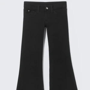 Svarta bootcut jeans från Cheap Monday - Supersöta riktiga low rise jeans från cheap monday ❣️aldrig använda, endast provade. Säljer då jag köpte fel storlek ❤️❤️