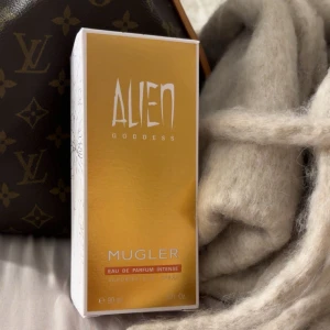 Thierry Mugler Alien Goddess Intense 90ml Parfym🤍 - Thierry Mugler Alien Goddess Eau de Parfum Intense från Mugler, 90 ml spray. Snygg och unik flaska som sticker ut i samlingen. Perfekt för dig som vill ha något annorlunda och trendigt på hyllan. Luktar jättegott, använd vid fåtal tillfällen! Köptes för 1100kr🤍pris går att diskutera!