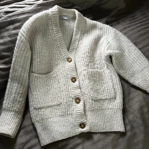 Vit stickad kofta  - Mysig vit stickad kofta från Zara i storlek S. 