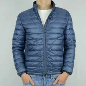 Herno dunjacka  - HERNO DUNJACKA  Storlek : IT48  Passform : Normal  Användning : Fint skick men finns liten missfärgning vid kragen, skulle klassa den som omärkbar, lappen inuti fallit av  Nypris : Cirka 5000SEK  Modellen på bilen är 182CM och väger 76KG