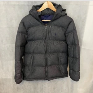 Ralph Lauren Jacka - Riktigt schysst raffe jacka i storlek Xl 18-20. Passar dig som bär S/XS. Modellen på bilden är 185 och jackan är för liten för modellen. Jackan är i väldigt fint skick.