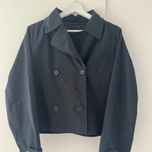 Svart skepparkavaj med knappar - Tunn, snygg svart Jacka! Använd länge men trots det, väldigt fint skick! Passar perfekt när värmen under våren närmar sig eller under lite kyligare sommardagar!☀️💕