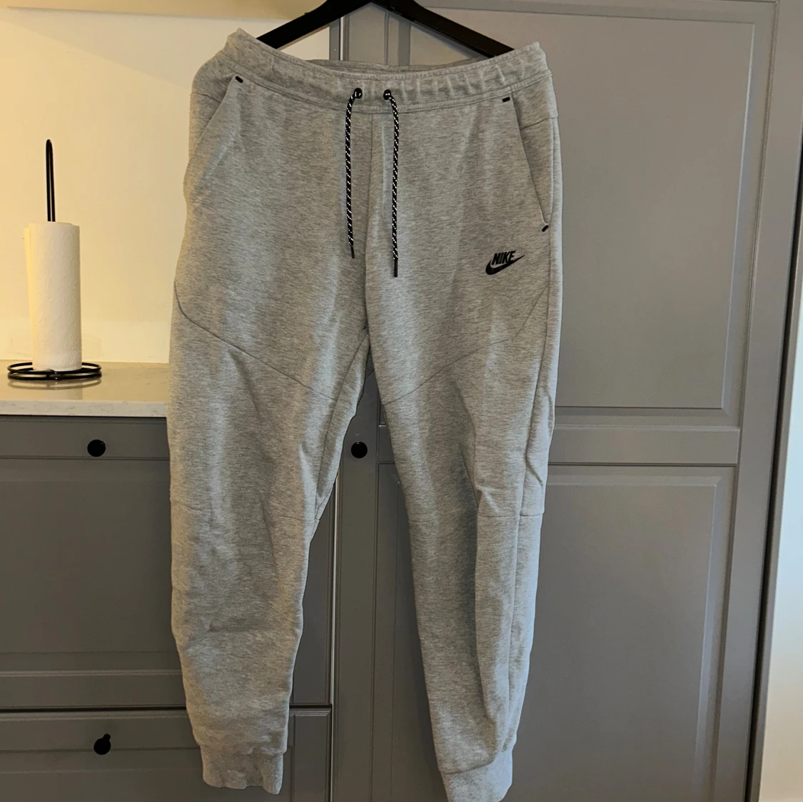 Grå mjukisbyxor från Nike, storlek M