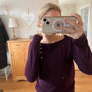 Vinröd topp - Fin topp med guld knappar ❣️står ej ngn stl men skulle gissa på S❣️pris kan diskuteras!