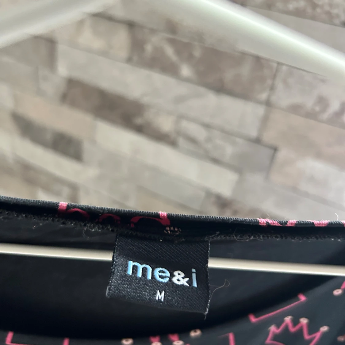 Svart kortklänning med rosa kronor - 2