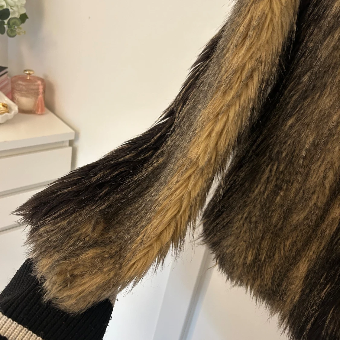 Brun pälsjacka från Ava June - 1