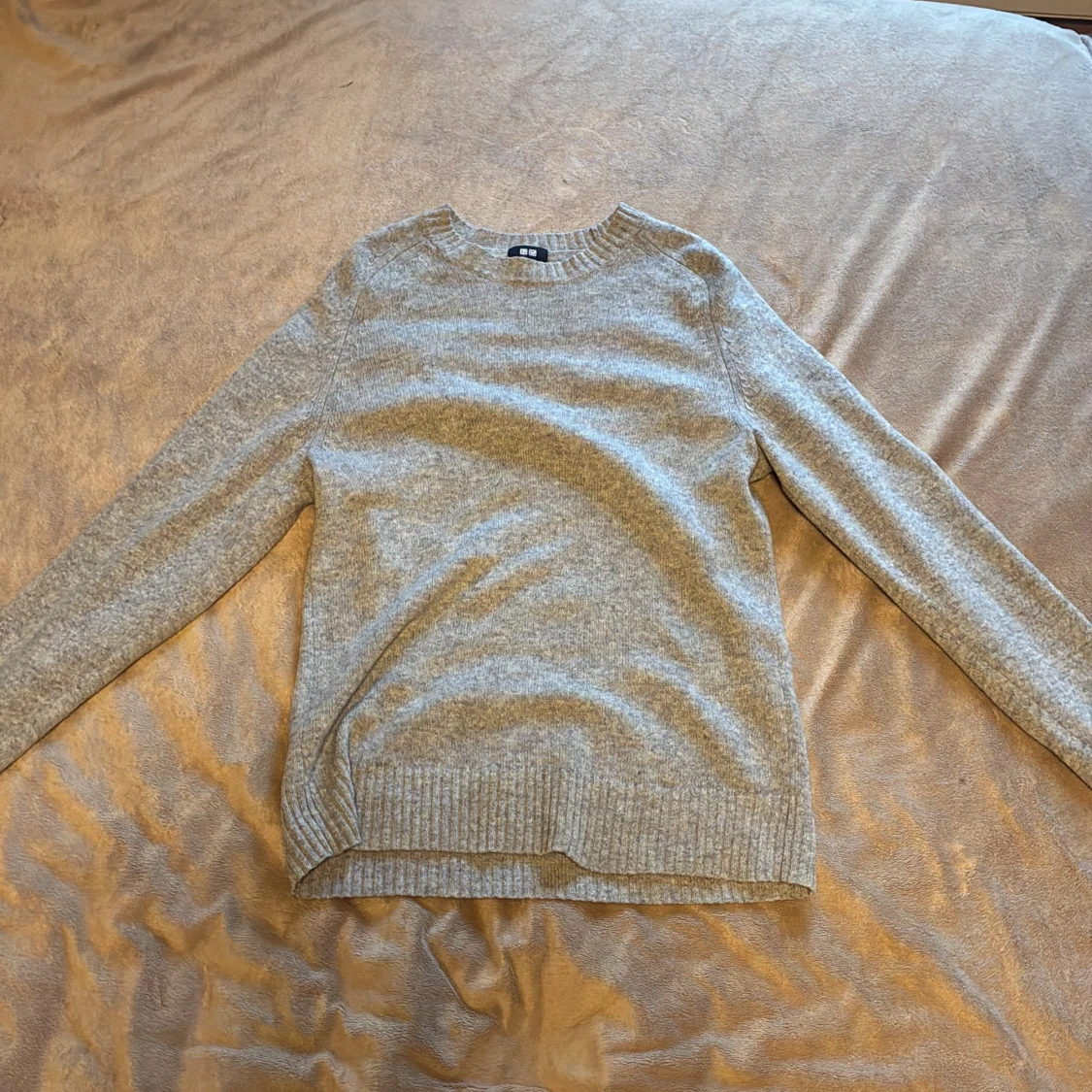 Grå stickad tröja från Uniqlo