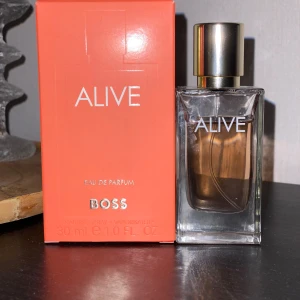 BOSS Alive Eau de Parfum 30ml - BOSS Alive Eau de Parfum, se resterande mängd. (30ml). Köpt från Lyko i somras. (Rek. Pris 915kr)
