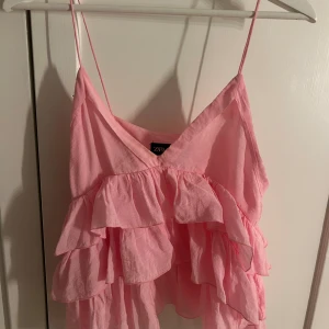 Volangtopp - Trendigt linne med volanger och smala axelband från Zara, sparsam använt och inga defekter!