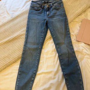 Blå Peachy Low skinny jeans - Säljer ett par ljusblå Peachy Low skinny jeans från BikBok. Använda endast en gång och är därför i mycket gott skick.