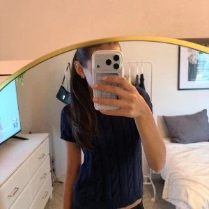 Stickad t-shirt - En fin stickad mörkblå T-shirt från Gina tricot young med mönster. Storlek 146-152. Utgångs pris 110kr men kan förhandla om priset.