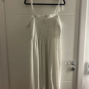 Lång klänning. - Fin klänning som aldrig används