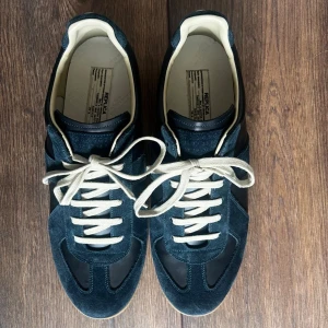 Maison Margiela gats | Marinblå | 44 | skick 10/10 - Box finns och Kvitto kan bevisas, använd två gånger typ. Vill sälja för runt 3800kr. 